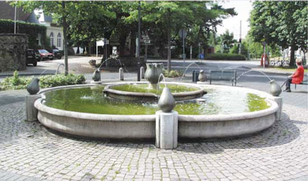 Foto des Brunnens von E. Mataré