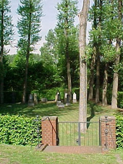 Foto vom Eingang des jüdischen Friedhofes in Lank.