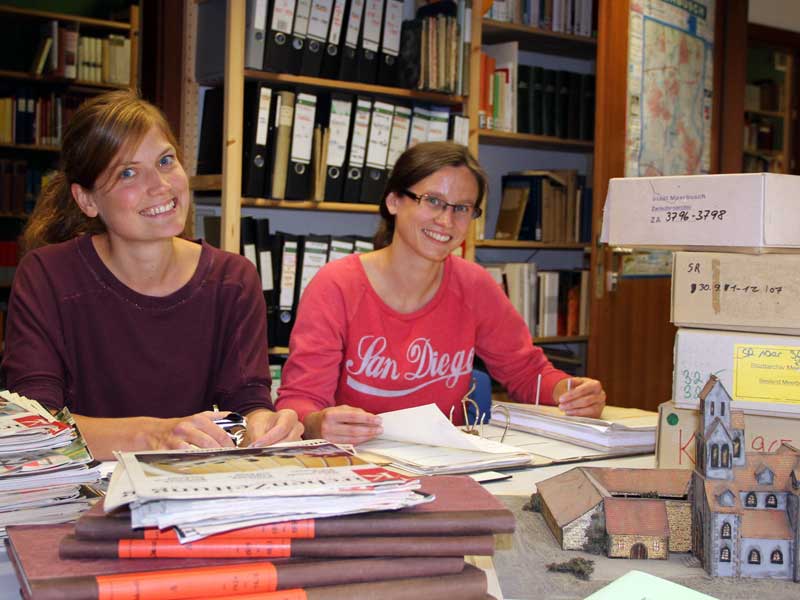 Zwei Studentinnen der Uni Düsseldorf bei der Recherche