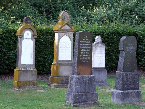 Grabsteine auf dem Juedischen Friedhof in Lank-Latum