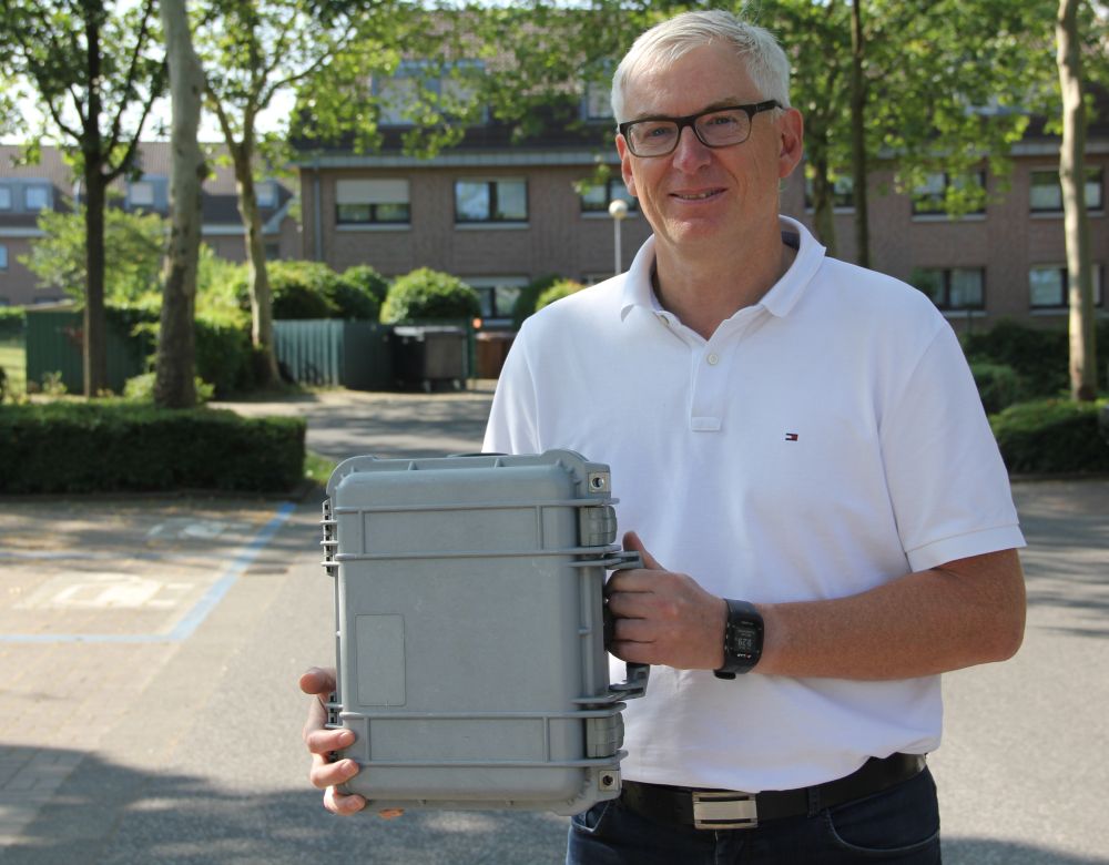 Michael Assenmacher, Technischer Beigeordneter der Stadt Meerbusch, mit einer der Topo-Boxen