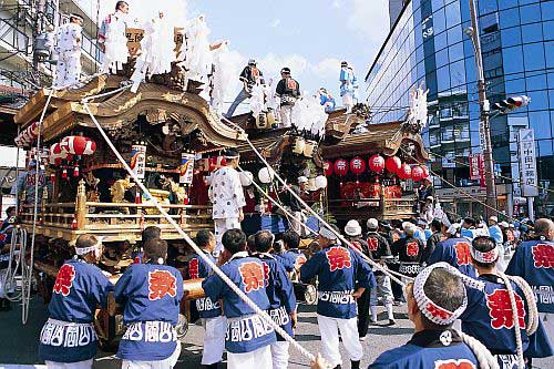 Traditioneller Umzug des Volksfestes in Shijonawate