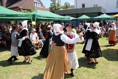 Die Folkloregruppen aus der Partnerstadt Fouesnant begeisterten mit ihren Trachten, den Tänzen und der Musik.