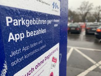 Handyparken erleichtert jetzt auf dem Dr.-Franz-Schütz-Platz das Bezahlen. 
