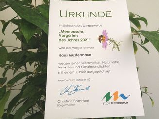 Ehre, wem Ehre gebührt: Die Gewinner des Vorgartenwettbewerbs werden auch mit einer Urkunde geehrt. Foto: Stadt Meerbusch
