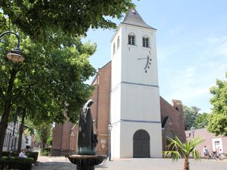Der Kirchplatz mit der Pfarrkirche St. Nikolaus und der angrenzenden Fußgängerzone prägt den Stadtteilkern Osteraths. Foto: Stadt Meerbusch