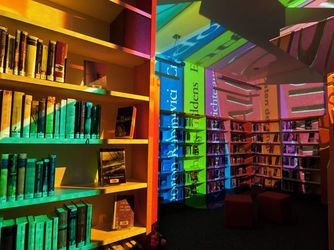 Innenansicht der Stadtbibliothek in buntem Licht