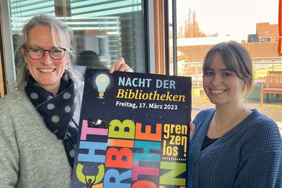 Freuen sich auf die „Nacht der Bibliotheken“: Bettina Schüren, Leiterin der Stadtbibliothek und Nancy Wegner, Auszubildende in der Stadtbibliothek vom Planungsteam der Veranstaltung