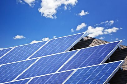 Die Zahl der Photovoltaikanlagen auf Meerbuschs Hausdächern steigt stetig an. Symbolfoto. i-stockPrivateigentümer können kostenlos ihre Solaranlage checken lassen.