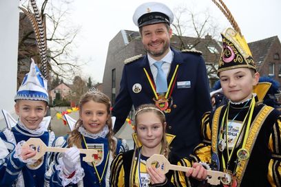 Haben von Bürgermeister Christian Bommers den Stadtschlüssel erhalten: Die Kinderprinzenpaare aus Lank-Latum (l.), Prinz Lasse und Prinzessin Leni sowie Prinz Joshua I. und Prinzessin Lea I. aus Nierst.