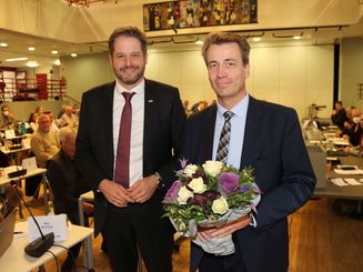 Bürgermeister Christian Bommers (links) gratulierte Andreas Apsel mit Blumen zum neuen Amt. 