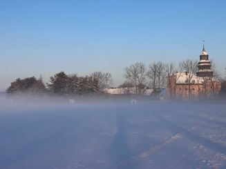 Neuschnee, strahlend blauer Himmel, die aufgehende Sonne im Rücken und aufziehende Nebelschwaden tauchten den Dyckhof in Büderich am frühen Morgen in eine perfekte Winterlandschaft. 
