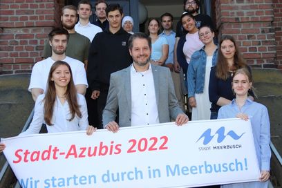Bürgermeister Christian Bommers begrüßt die neuen Auszubildenden der Stadtverwaltung im Erwin-Heerich-Haus in Osterath-Bovert. Foto: Stadt Meerbusch