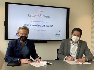 Bürgermeister Christian Bommers und GWH-Geschäftsführer Stefan Bürger (links) unterzeichnen im Rathaus den „Letter of Intent“ zur weiteren Entwicklung des „RheinEcks“. Foto: Stadt Meerbusch