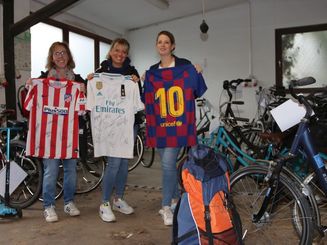Diesmal haben Andrea Sarabi, Melanie Krantz-Hoffmann und Kerstin Dohmen (v.r.n.l) unter anderem Fußballtrikots, Fahrräder und einen Wanderrucksack bei der Fundsachenversteigerung im Verkauf. 