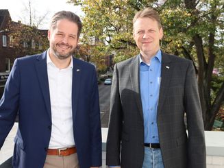 Brachten jetzt den Haushaltsentwurf für das kommende Jahr ein: Bürgermeister Christian Bommers (links) und Stadtkämmerer Christian Volmerich. Foto: Stadt Meerbusch