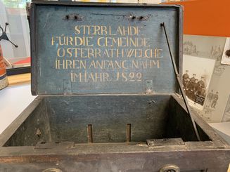 Die alte Osterather Sterbelade, in der ab 1822 Geld für Beerdigungen m Dorf gesammelt wurde, ist eine absolute Rarität. Foto: Stadt Meerbusch