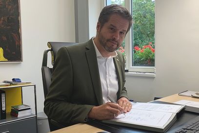 Bürgermeister Christian Bommers am Schreibtisch