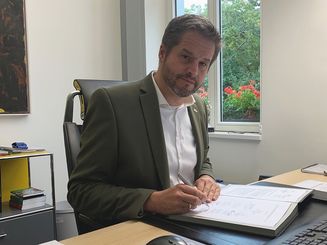 Bürgermeister Christian Bommers am Schreibtisch