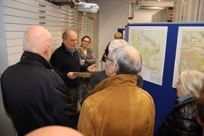 Stadtarchivar Michael Regenbrecht führte die Interessierten durch das neue Gebäude und gab einen Überblick über das Archivgut. 