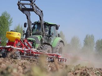 Ungewöhnliche Einsaat- Jürgen Hilgers bringt mit seinem Traktor Wildblumensamen aus.