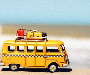 ein gelber Campingbus am Strand