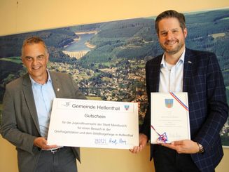 Bürgermeister Bommers erhält Urkunde und Gutschein von seinem Amtskollegen Westerburg aus Hellenthal.