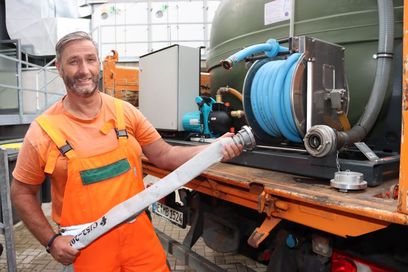 Norbert Brauer vom städtischen Bauhof befüllt den 5.000-Liter Tank auf seinem LKW mit chlorfreiem Wasser aus dem Meerbad. Später wässert er damit Grünflächen im Stadtgebiet. 
