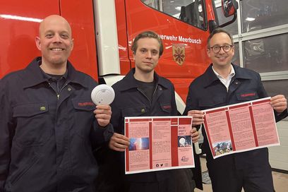 (von links) Jonathan Freudenfeld, Luca Dyckers und Lutz Meierherm präsentieren den neuen Flyer. Foto: Feuerwehr Meerbusch