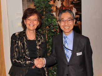 Die Bürgermeisterin begrüßt den japanischen Vize-Generalkonsul