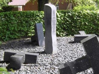 Die Stele mit den Namen der Deportierten und die steinernen Stempel der Schreitischtäter erinnern an die Pogrome.