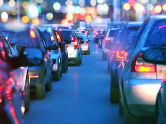 Verkehrsstau im Ort bringt Lärm und Emissionen mit sich.