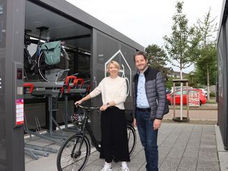 Rheinbahn-Vorständin Annette Grabbe und Bürgermeister Christian Bommers vor einer der neuen Bike+Ride-Anlagen. 
