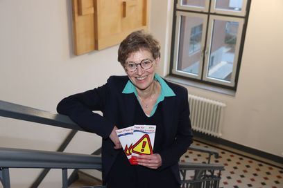 Meerbuschs Ordnungsdezernentin Bettina Scholten präsentiert den neuen Info-Flyer „Tipps für den Ernstfall“, der in den Bürgerbüros und im Rathaus erhältlich ist.