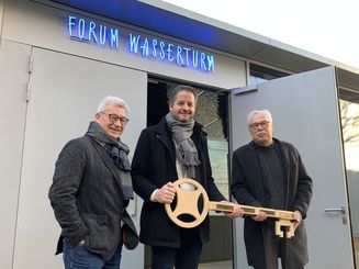 Claus Klein (links) und Architekt Dieter Schmoll (rechts) übergaben Bürgermeister Christian Bommers den symbolischen Hausschlüssel für das neue Wasserturm-Foyer. Foto: Stadt Meerbusch