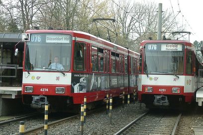 Straßenbahnen am Haltepunkt "Landsknecht" in Meerbusch-Büderich.