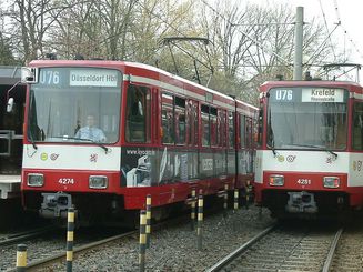 Straßenbahnen am Haltepunkt "Landsknecht" in Meerbusch-Büderich.
