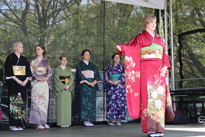 Dürfen auf einem Kirschblütenfest nicht fehlen: Der Kimonoclub der Heinrich-Heine-Universität Düsseldorf präsentierte die traditionellen japanischen Gewänder. 