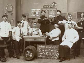 Die jungen Soldaten aus Osterath, 1898 stationiert im Lothringischen Metz, sind offenbar bester Laune. Repro: Stadt Meerbusch