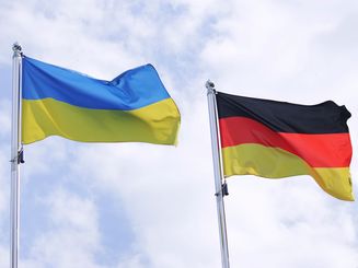 Die Flaggen Deutschlands und der Ukraine. Foto-i-stock