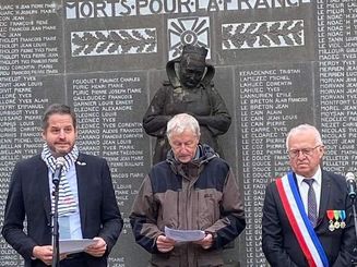 Gedenken am Ehrenmal mit den Namen der Kriegsopfer aus Fouesnant – (von links) Bürgermeister Christian Bommers, ein Übersetzer und Fouesnants Bürgermeister Roger Le Goff