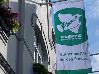 Weltweit setzen Bürgermeisterinnen und Bürgermeister am 8. Juli ein Zeichen für den Frieden. Auch am Rathaus der Stadt Meerbusch weht heute die grün-weiße Fahne der "Mayors for Peace". Foto: Stadt Meerbusch  