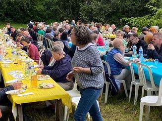 Die geselligen Picknicks mit den Gastfamilien gelten in Fouesnant als legendär. Fotos: Stadt Meerbusch 