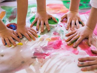 Kinder malen mit Fingerfarben
