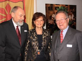 Die Bürgermeisterin begrüßt zusammen mit ihrem Ehemann Friedrich von der Leyen
