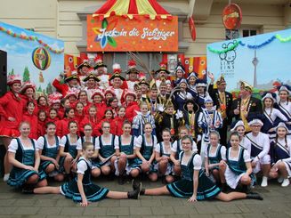 Die Meerbuscher Karnevalsvereine haben das Programm vor dem Rathaussturm gestaltet. 