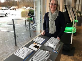Bettina Schüren, Leiterin der Stadtbibliothek Meerbusch, freut sich über das neue Angebot am Standort Büderich: Dort können ab sofort Tablets für die Nutzung im Hause entliehen werden.