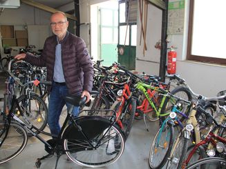 Eine Garage voll mit Fahrrädern. Am Dienstag, 24. Mai, hat Holger Reith die Drahtesel in der Fundsachenversteigerung der Stadt unter dem Hammer. 