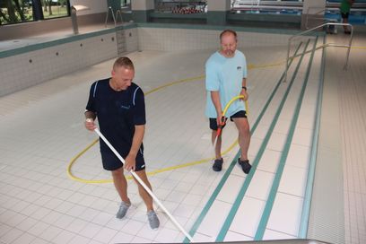 Frank Müller und Stefan Schmitz (v.l.) vom Städtischen Meerbad reinigen und desinfizieren das Lehrschwimmbecken.